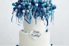 Bolo aniversário adulto masculino 2 andares branco com balões no topo modelados com pasta americana
