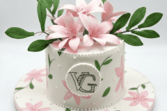 bolo aniversário adulto branco com pintura de flores à mão e flores 3D modeladas em pasta americana no topo do bolo