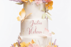 Bolo de aniversário adulto 3 andares branco com flores e borboletas modeladas em 3D com pasta americana