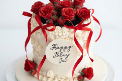 Bolo aniversário adulto branco com rosa verdadeiros