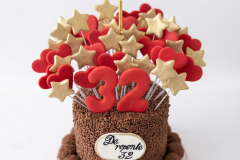 Bolo aniversário adulto com brigadeiros em volta