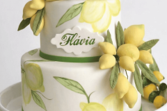 Bolo Aniversário Adulto branco decorado com diversas unidades de limão modelados em 3D com pasta americana, jessica galiano doces são paulo