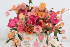 bolo aniversário adulto branco com pintura de flores à mão e flores 3D modeladas em pasta americana no topo do bolo