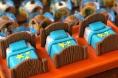 Doces Mesversário Bolinho formato de cama