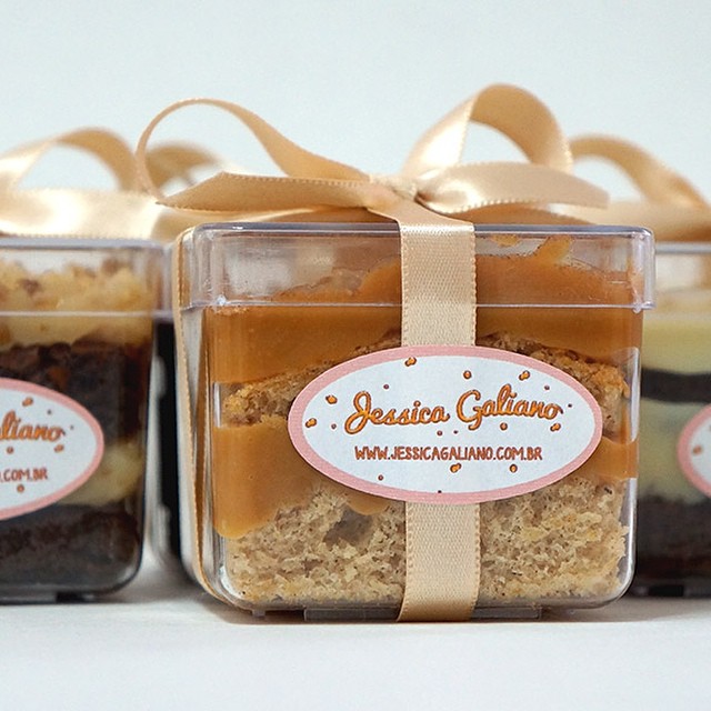 A primeira logo estampada