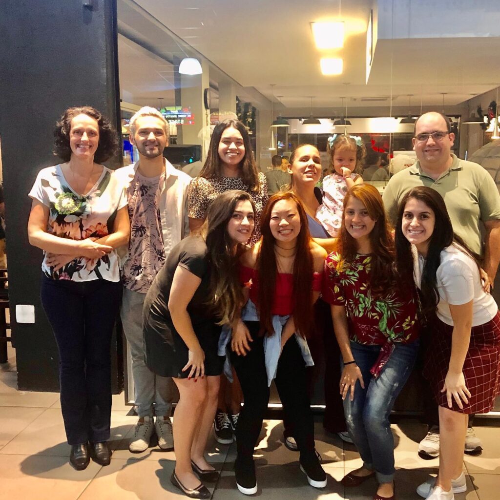 Jéssica Galiano (primeira a direita) e equipe