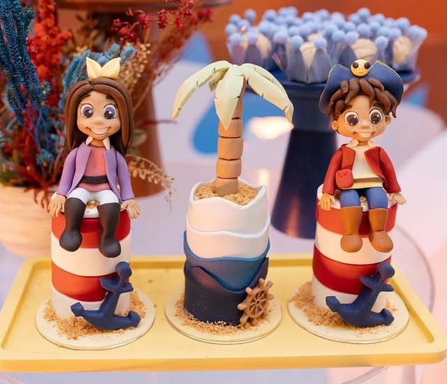 Bolinho de Chocolate Duplo Personalizado com Boneco em 3D