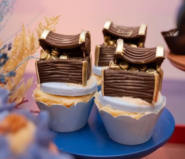 Bolinho de Chocolate Duplo Personalizado com Boneco em 3D