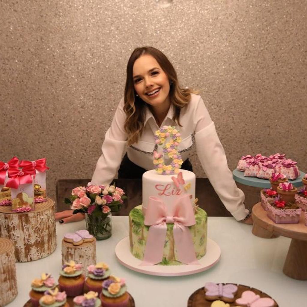 Thaeme posa com Bolo e Doces do Ateliê Jessica Galiano Doces
