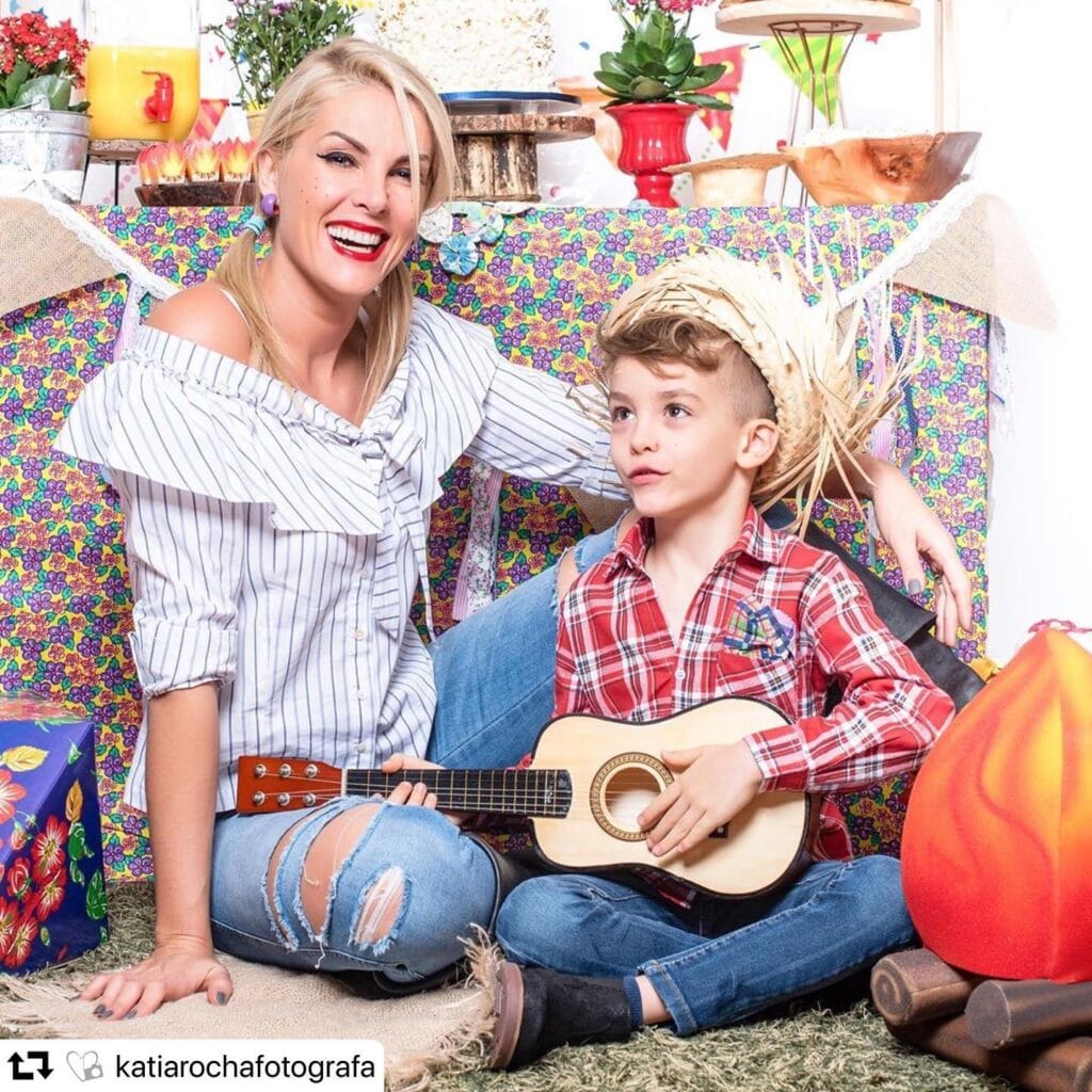 Ana Hickamann e filho Alexandre Jr. comemoram com bolo e doces do Ateliê Jessica Galiano Doces