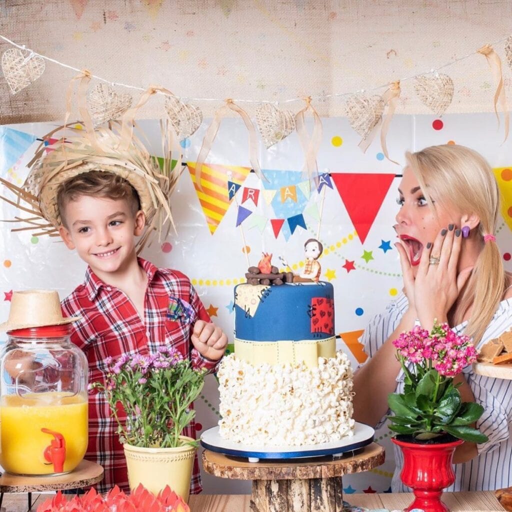 Ana Hickamann e filho Alexandre Jr. comemoram com bolo e doces do Ateliê Jessica Galiano Doces