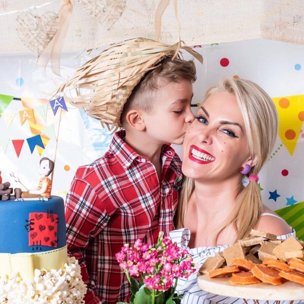Ana Hickamann e filho Alexandre Jr. comemoram com bolo e doces do Ateliê Jessica Galiano Doces