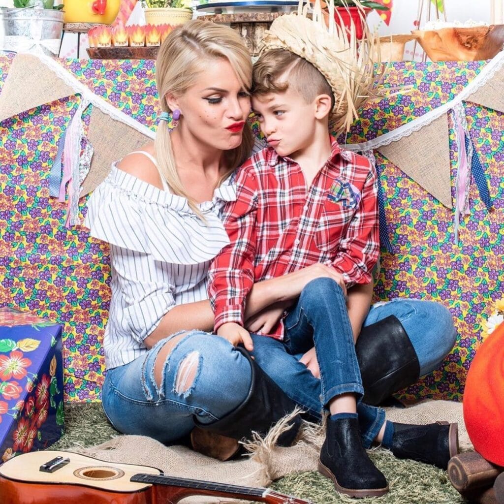 Ana Hickamann e filho Alexandre Jr. comemoram com bolo e doces do Ateliê Jessica Galiano Doces