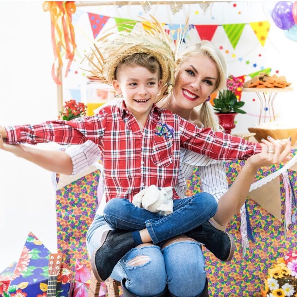 Ana Hickamann e filho Alexandre Jr. comemoram com bolo e doces do Ateliê Jessica Galiano Doces